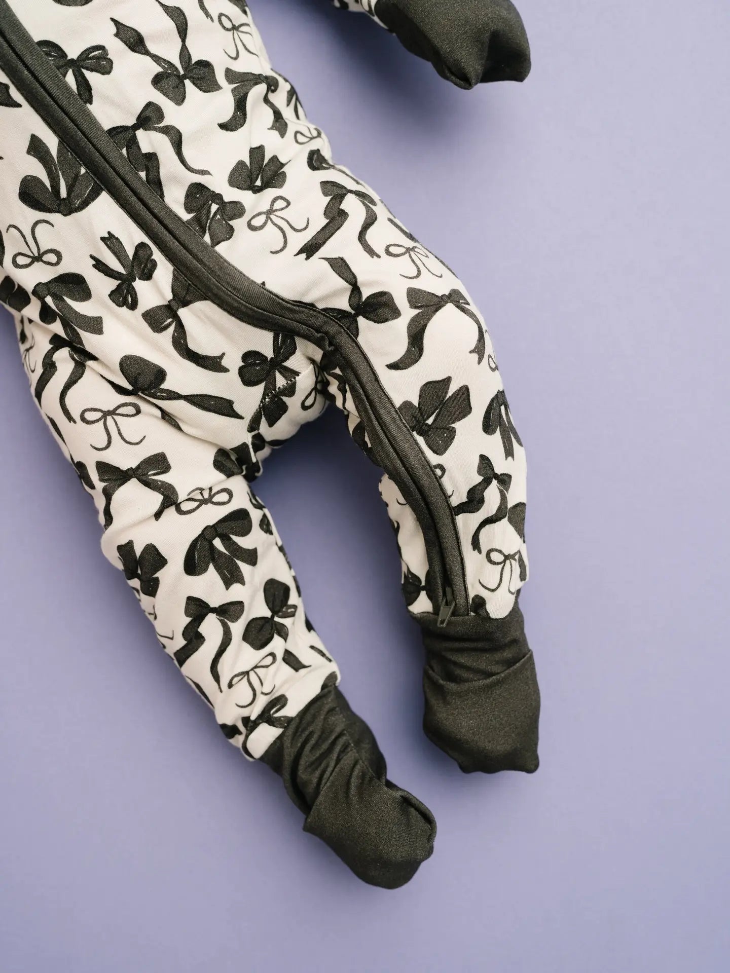 Monochrome Bows Sleeper