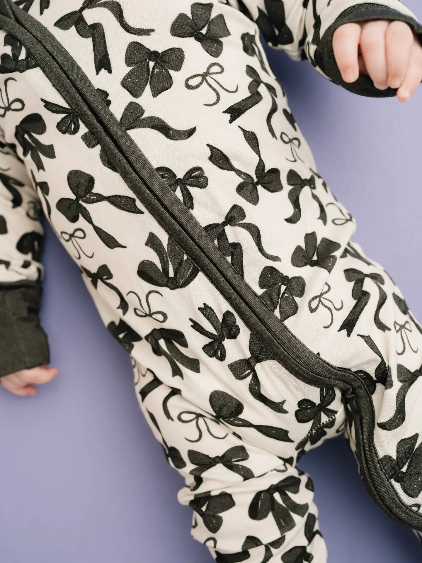 Monochrome Bows Sleeper